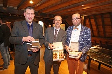 Foto met Tony Mergan ('Hoepduvelkes' pralines), Carlos Meersman (voorzitter Lions Club Asse) en Jeroen Luypaert
