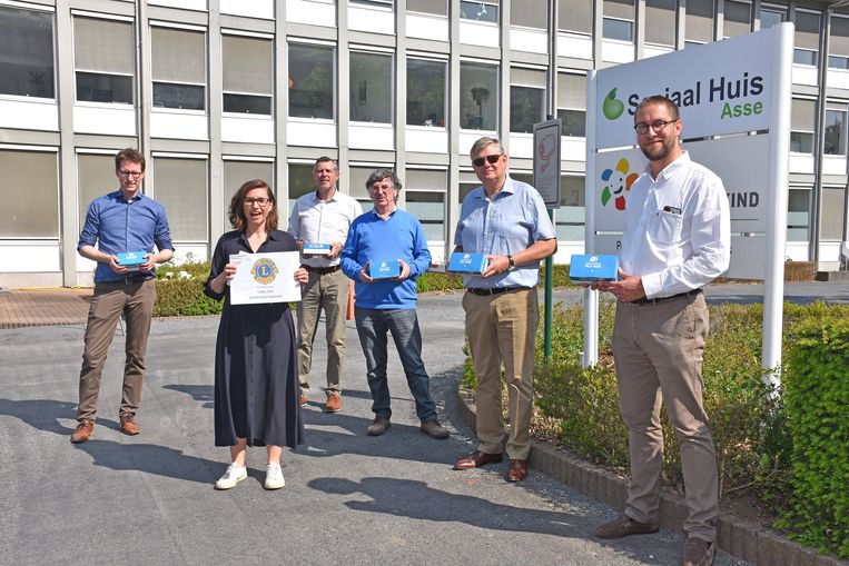 Foto met 3 bestuursleden van Lionsclub Asse + OCMW directeur Femke Duquet + Burgemeester van Asse, Koen Van Elsen + Schepen Miel Saerens