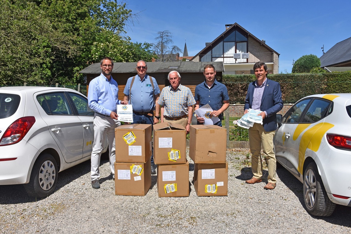 Foto aan Wit-Gele Kruis Asse, met afdelingsverantwoordelijke Michael Van Nuffel. Van Lions Club Asse: Voorzitter commissie 'Taskforce COVID' Vincent Fransman, clubvoorzitter Joost Van Biervliet, secretaris Marcel De Buyser en penningmeester Eric Plas